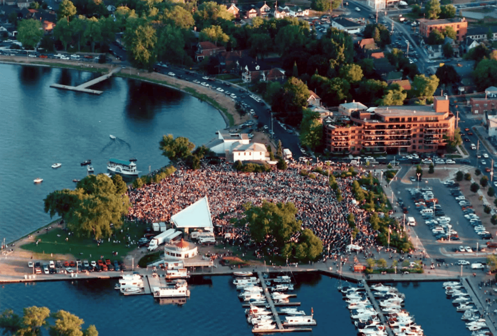 Aerial image of Del Crary Park, 2001 Gordon Lightfoot show.